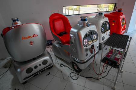 2023年1月18日撮影、東京を拠点とするロボットメーカーZMPが開発したサービスロボット(左から1人乗り移動ロボット「ラクロ」、警備ロボット「パトロ」、配達ロボット「デリロ」のペア)。東京都内のZMPのサービスステーションにて。(AFP)