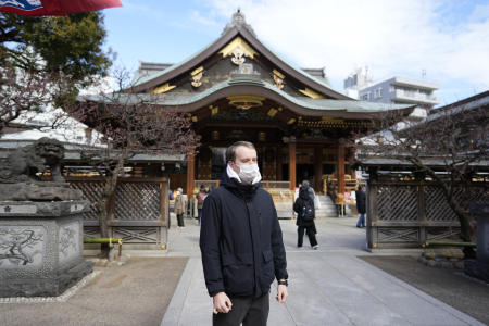 2023年2月15日、東京で湯島天神を参拝するレメズさん。(AP)