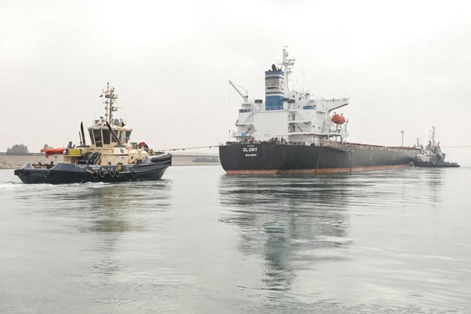スエズ運河でマーシャル諸島船籍のばら積み貨物船「M/V Glory」を牽引するタグボート。（ファイル/AFP）