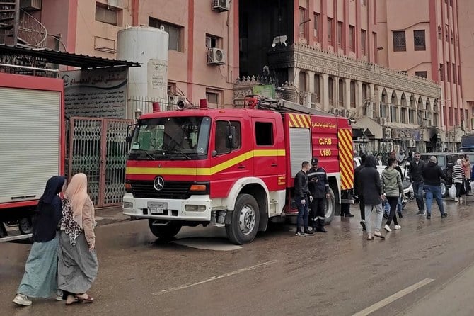 2023年2月1日にカイロのアルヌール・アルモハマディ慈善病院で発生した火災の消火活動を行うエジプトの消防隊員たち。（AFP）
