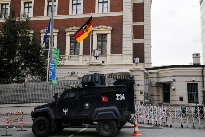 イスタンブール中心部で、治安上の懸念から閉鎖されたドイツ領事館の外に停車する警察の装甲車両。2023年2月2日（ロイター）
