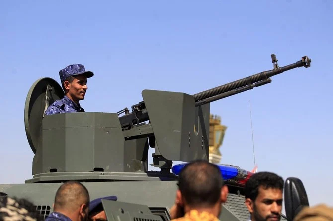 サヌアでフーシ派の戦闘員が装甲特殊車両の砲塔に配置されている。（資料写真/AFP）