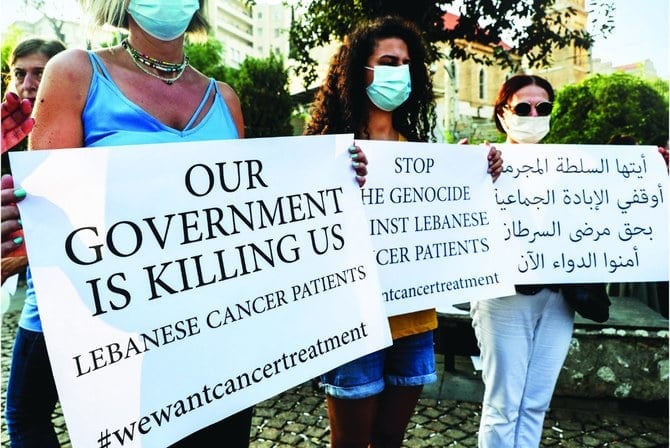首相官邸近くのリヤード・アッ＝スルフ広場で、薬局や病院で薬が手に入らないことに抗議する大勢のレバノンのがん患者たち。（AFP/ファイル）