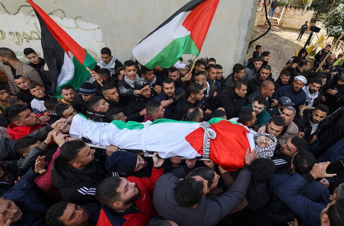2023年2月4日、占領下にあるヨルダン川西岸地区、ジェニンの南に位置するアル・ジュダイデ村で行われた葬儀で、アブドゥラー・サミ・カラルウェー氏の遺体を運ぶパレスチナ人たち。26歳だった同氏は、イスラエル軍により前哨基地で射殺された。（AFP）