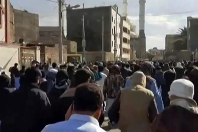 イラン南東部の都市ザーヘダーンで、デモ行進中に「政治犯の釈放を」と叫ぶ人々。（File/AFP）