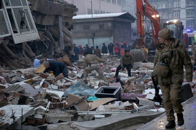 2023年2月6日、トルコのディヤルバクルで発生した地震で、瓦礫に埋もれた生存者を探す人々。（ロイター）