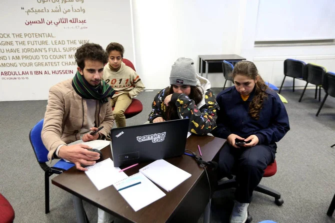 ヨルダンのグローバル・ゲーム・ジャムでビデオゲームを制作する参加者たち。(ペトラ)