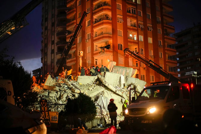 トルコのアダナの倒壊した建物で捜索活動にあたる救助隊（2023年2月7日）。（AP）