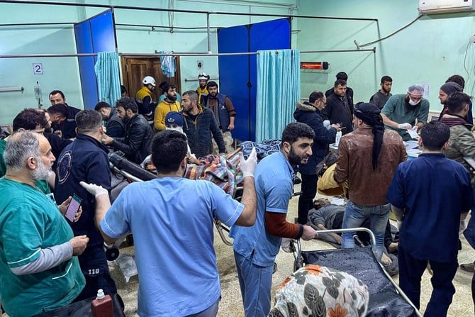 地震発生後、バブ・アル・ハワ病院の救急病棟に運び込まれる被災者たち。2023年2月6日、シリアのトルコとの国境近く、イドリブ県北部の反体制派掌握地域。（AFP）