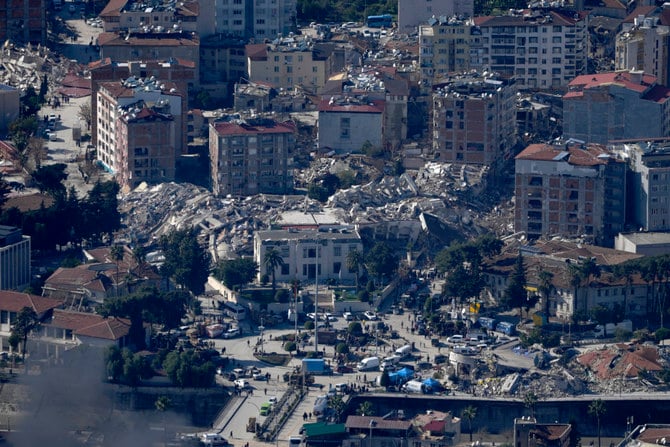 2月6日のトルコ・シリア大地震で倒壊した建物。2023年2月8日、トルコ南部のアンタキヤ。（写真：AP）