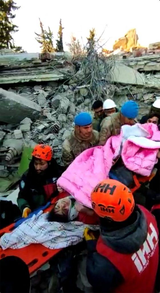 大地震発生後に瓦礫の中から救出された人。2023年2月8日、トルコのアドゥヤマンのイェニ・マハレ地区。（IHH/ロイター配布写真）