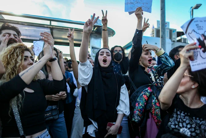 イランの道徳警察に拘束されていた22歳の女性、マフサ・アミニ氏の死に対する抗議行動で、スローガンを叫ぶイランのデモ参加者たち。(AP/ファイル)