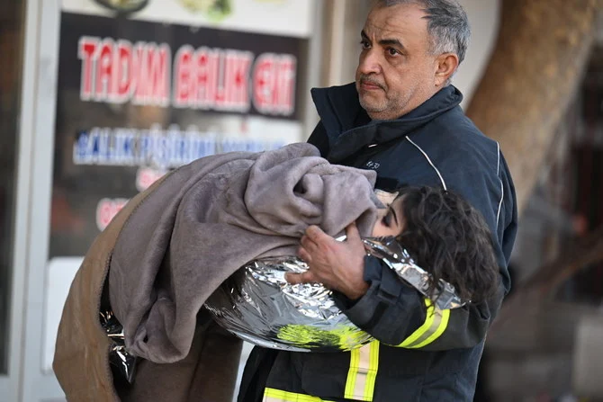 トルコに急派されたUAEの救助隊により、大地震で倒壊した家屋の下から母子が救出された。（WAM）