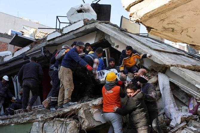 生存者の捜索が続く中、損壊した建物から救出されるIlhami Akbulut氏（51歳）＝2023年2月9日、トルコ・ハタイ。（ロイター）