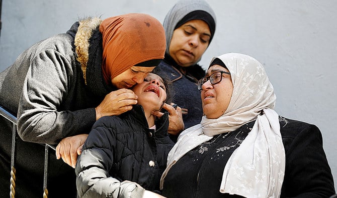 ヨルダン川西岸地区で行われた、10代のパレスチナ人、ハムゼ・アル・アシュカーさんの葬儀で嘆き悲しむ弔問客。アシュカーさんは、イスラエル軍の襲撃時の衝突で死亡した。（ファイル写真：ロイター）