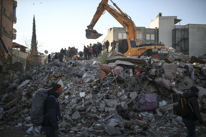 トルコ南東部のアドゥヤマンの倒壊した建物で生存者を探す救助隊（2023年2月9日）。（AP）