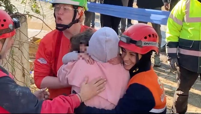 トルコで、イギリスの消防隊の助力により、倒壊した建物に閉じ込められていた母親が生まれたばかりの娘と再会する感動的な映像。（Twitter: @LondonFire）