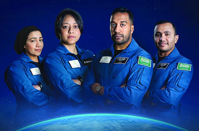 左から右：サウジアラビアの宇宙飛行士マリアム・ファルダス氏、ラヤナ・バルナウィ氏、アリ・アルカルニ氏、アリ・アルガムディ氏。 (Twitter: @saudispace)