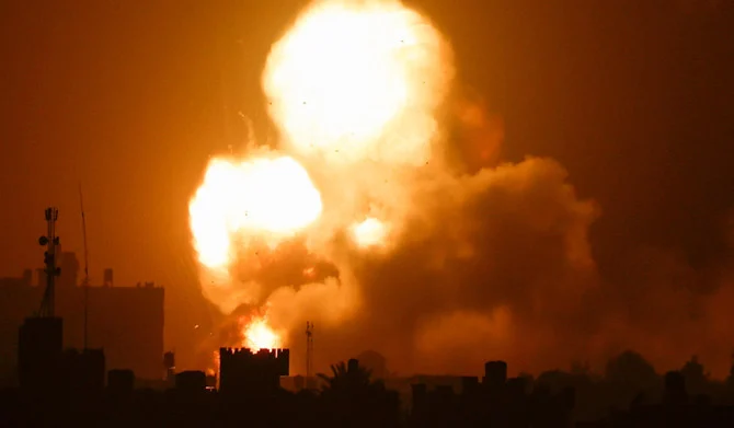 イスラエルとパレスチナの暴力衝突が再燃する中、イスラエル軍が空爆を行い、ガザ地区南部で炎と煙が上がっている。（2022年4月19日撮影）（ロイター）