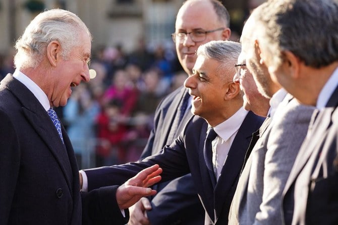 2月14日、ロンドン中心部のトラファルガー広場でサディク・カーン・ロンドン市長（右）の挨拶を受けるチャールズ3世英国王（左）。国王は臨時のシリア人コミュニティテント「シリアの家」を正式に立ち上げ、シリア人ディアスポラのコミュニティの人々を訪ねた。