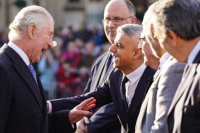 2月14日、ロンドン中心部のトラファルガー広場でサディク・カーン・ロンドン市長(右)の挨拶を受けるチャールズ3世英国王(左)。国王は臨時のシリア人コミュニティテント「シリアの家」を正式に立ち上げ、シリア人ディアスポラのコミュニティの人々を訪ねた。