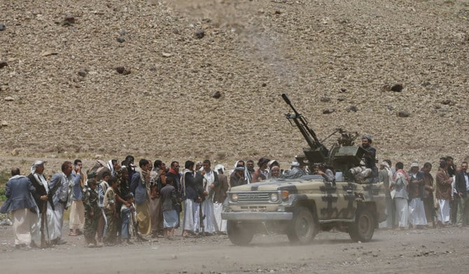 2020年7月8日、イエメンのサヌア郊外で、フーシ派支持者による集会でのパレード中に軍用トラックに搭載した機関銃から空中に発砲するフーシ派戦闘員。（ロイター）