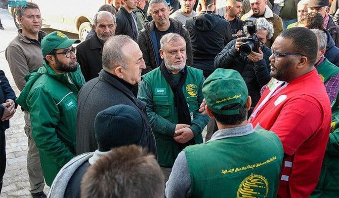 大地震発生後に援助活動を行っているサウジ救援チームと面会するトルコのメヴリュット・チャヴシュオール外相。（SPA）