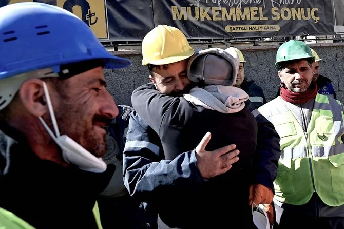 マグニチュード7.8の地震がトルコとシリアの一部を襲った248時間後、倒壊した建物から救出されたアレイナ・オルメズさん（17、中央）とそのおじ。カフラマンマラシュ。（AFP）