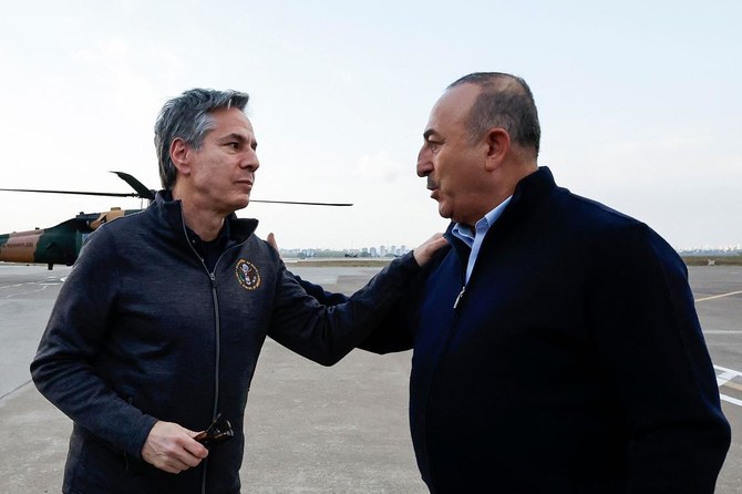 被災地域をヘリコプターで視察した後、米アントニー・ブリンケン米国務長官（左）と会話するトルコのメヴリュット・チャヴシュオール外相（右。2023年2月19日）。 （AFP）