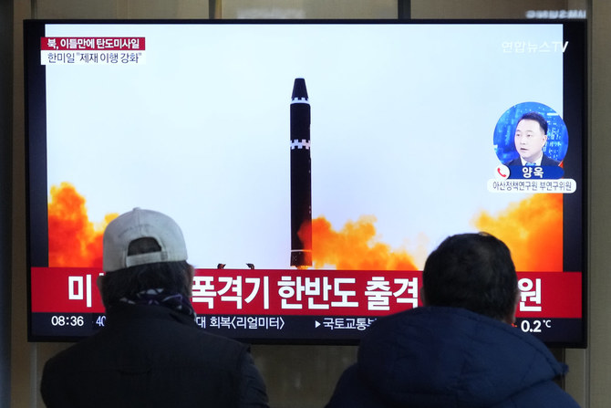 韓国のソウル駅におけるニュース番組にて2023年2月20日、テレビ画面に映し出されている北朝鮮によるミサイル発射の資料映像。（AP）