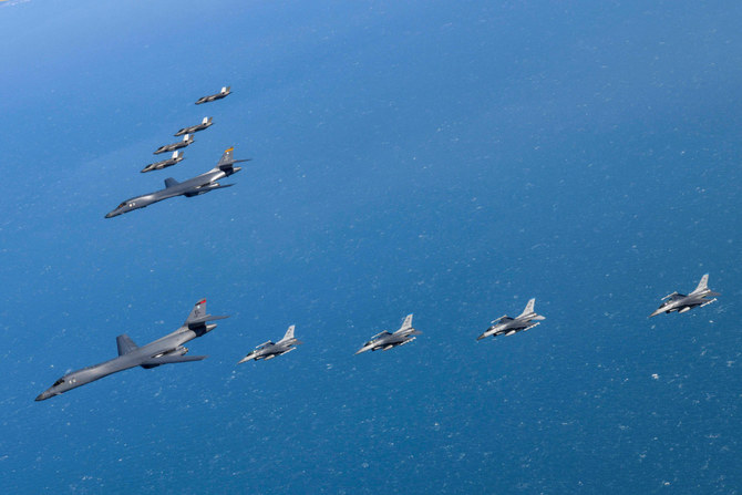 2023年2月19日に行われた米国と韓国による共同軍事演習中に、朝鮮半島上空を飛行する戦闘機と爆撃機。（AFP/韓国国防部）