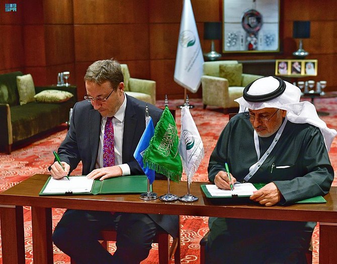 リヤドで人道支援協定に署名するKSrelief統括責任者のアブドゥラー・アル・ラビーア博士とUNDP局長のアヒム・シュタイナー氏。(SPA)