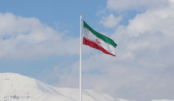 テヘランの街中ではためくイラン国旗（2023年2月1日）。（ロイター）