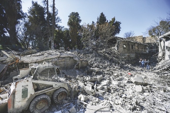 IRGCが運営する物流拠点を標的にしたとされるイスラエルによる空爆の後に被害状況を調査する人々。この空爆で5人が死亡し、いくつかの建物が損壊した。2023年2月19日（日）、シリアの首都ダマスカス。（AFP）