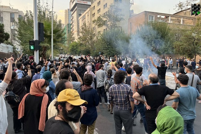 イランのテヘランで、マフサ・アミニ氏のための抗議行動で集まる人々。(AFP/ファイル)