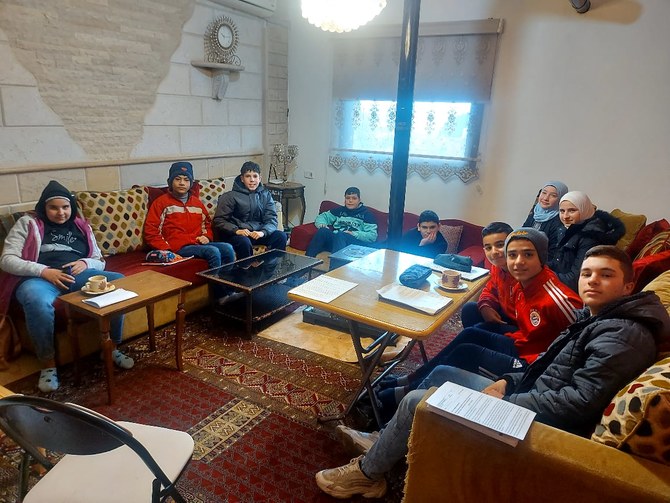 レバノン南部の村ザウタル・エル・ガルビエの公立学校で教える教師は自宅の居間を約21人の生徒が学べる教室にした。（提供）