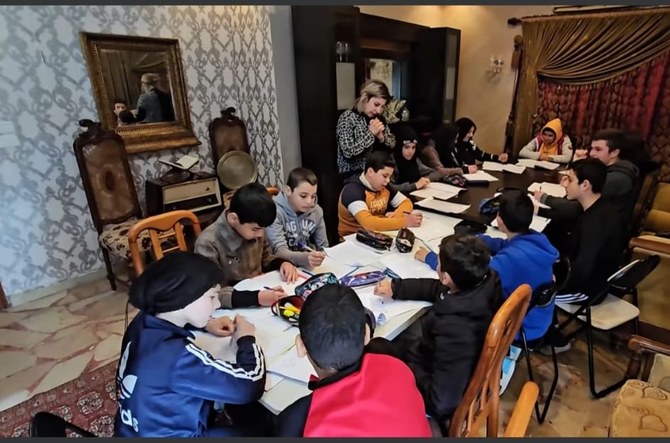 レバノン南部の村ザウタル・エル・ガルビエの公立学校で教える教師は自宅の居間を約21人の生徒が学べる教室にした。（提供）