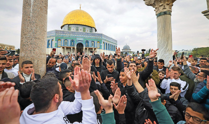 エルサレムのアル・アクサモスク敷地内で行われたイスラエルに対するデモ中、スローガンを叫ぶパレスチナ人たち。(AFP/資料写真)