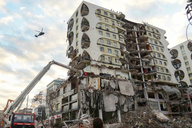 2023年2月22日撮影、トルコ南東部ディヤルバクルで、2月6日の地震で倒壊した建物を解体中のクレーン車。（AFP通信）