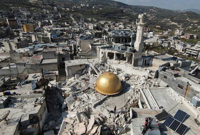 2023年2月24日、シリア・イドリブ県の反政府勢力が支配するアルマランド村にある、大地震の影響で被害を受けたモスクの全体像。（ロイター）