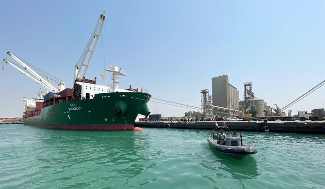 イエメンのホデイダで、沿岸警備艇が、フーシ派が支配している、紅海に面したホデイダ港に停泊している商業コンテナ船のそばを通り過ぎている。少なくとも2016年以降初めて、一般的な商品を積んだコンテナ船が停泊している。（2023年2月25日撮影）（ロイター）
