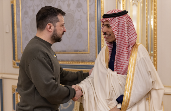 26日、キエフでウクライナ大統領と握手するサウジアラビアのファイサル・ビン・ファルハーン外相。（国営サウジ通信）