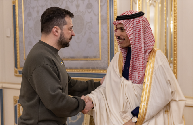26日、キエフでウクライナ大統領と握手するサウジアラビアのファイサル・ビン・ファルハーン外相。(国営サウジ通信)
