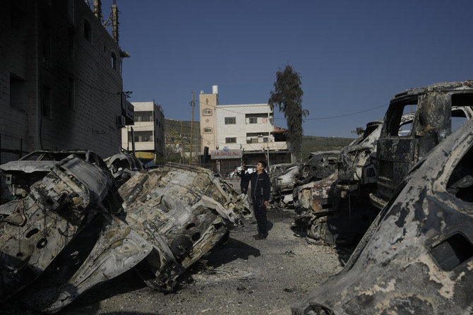 ヨルダン川西岸地区北部で、入植者2人がパレスチナ人に射殺された後、イスラエル人入植者の集団が暴徒化し、自動車や家屋に放火した。（AP Photo）