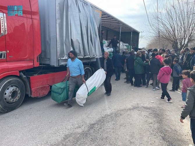 KSRelief は、6,000 人以上が住む場所を失ったコイル、アダナで支援物資を配布した。(SPA)