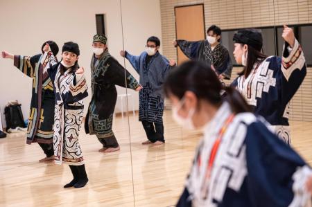 アイヌ民族の学生である織田瑞希さん（左から2人目）が、アイヌ文化クラブ「ウレシパ」のメンバーと共にアイヌ民族舞踊の練習をしている。2022年11月14日、札幌市の札幌大学にて撮影。（AFP通信）