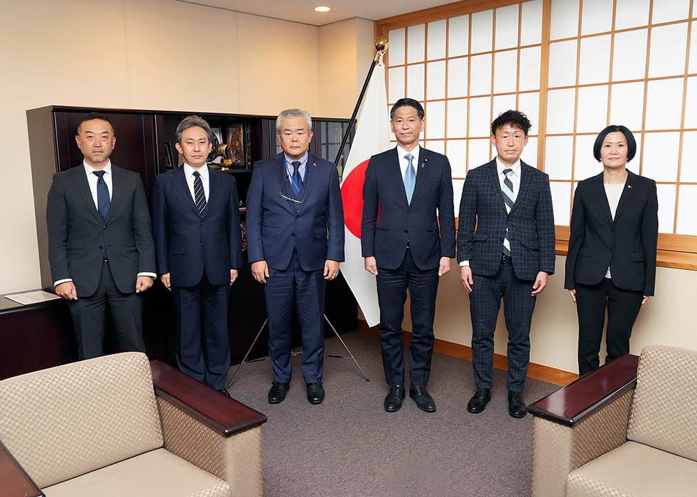 山田賢司外務副大臣と、トルコの地震に対応して現地に派遣された国際緊急援助隊、都市型捜索救助活動チームのメンバー。（外務省）