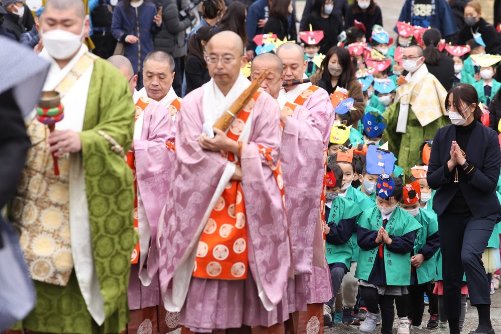 日本では冬から春へのの節目にあたる2月3日、鬼に炒った大豆を投げて災いを祓う節分の行事が各地で行われた。(ANJP/ Pierre Boutier)