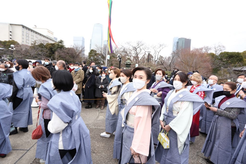 日本では冬から春へのの節目にあたる2月3日、鬼に炒った大豆を投げて災いを祓う節分の行事が各地で行われた。(ANJP/ Pierre Boutier)
