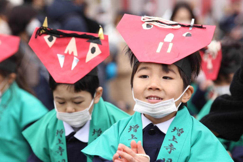 日本では冬から春へのの節目にあたる2月3日、鬼に炒った大豆を投げて災いを祓う節分の行事が各地で行われた。(ANJP/ Pierre Boutier)